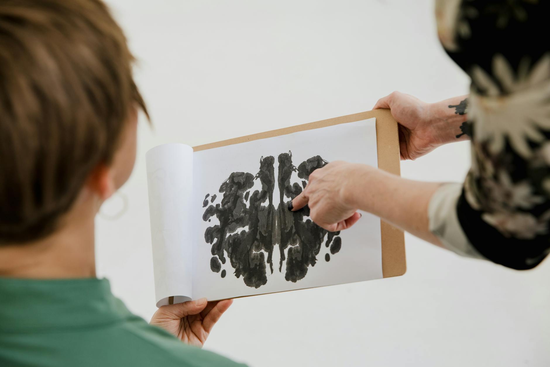 Psycholog omawia z pacjentem plamę atramentową testu Rorschacha