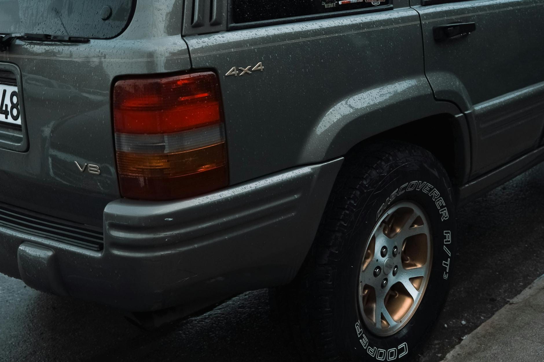 Tył terenowego SUV-a na deszczu, z napędem 4x4 i oponami Cooper