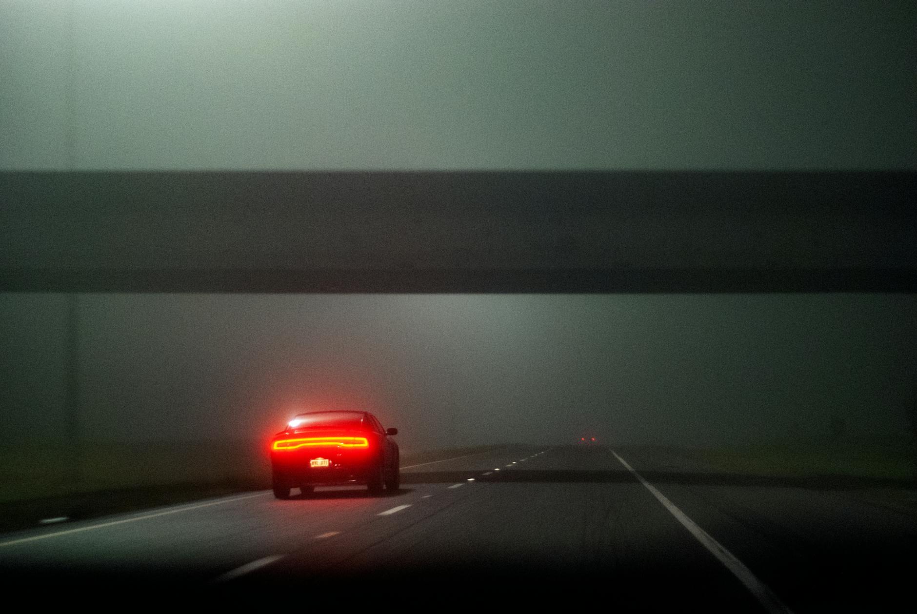 Samochód jadący nocą we mgle autostradą w USA