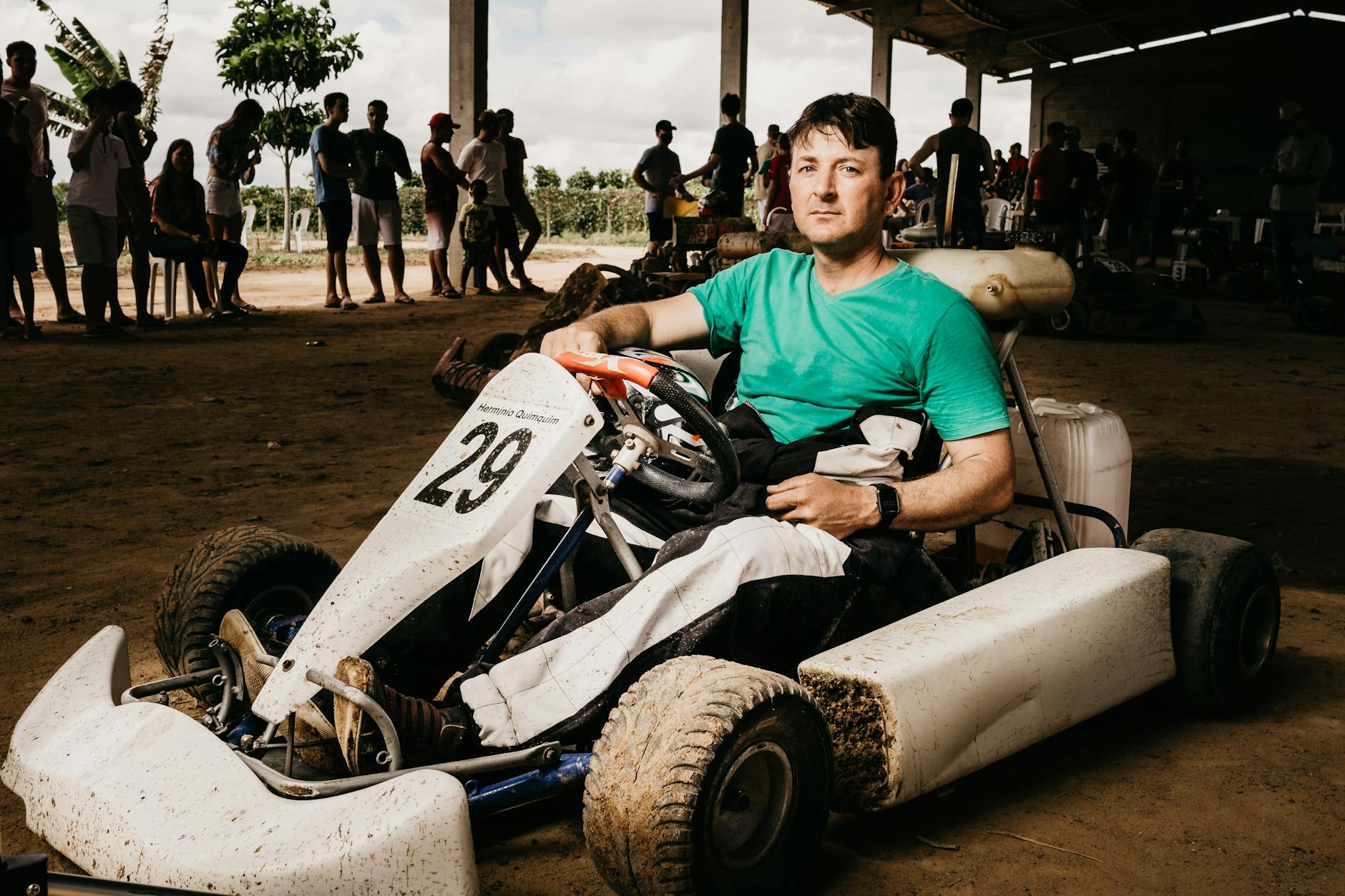 Skupiony mężczyzna siedzi w terenowym gokarcie przed wyścigiem