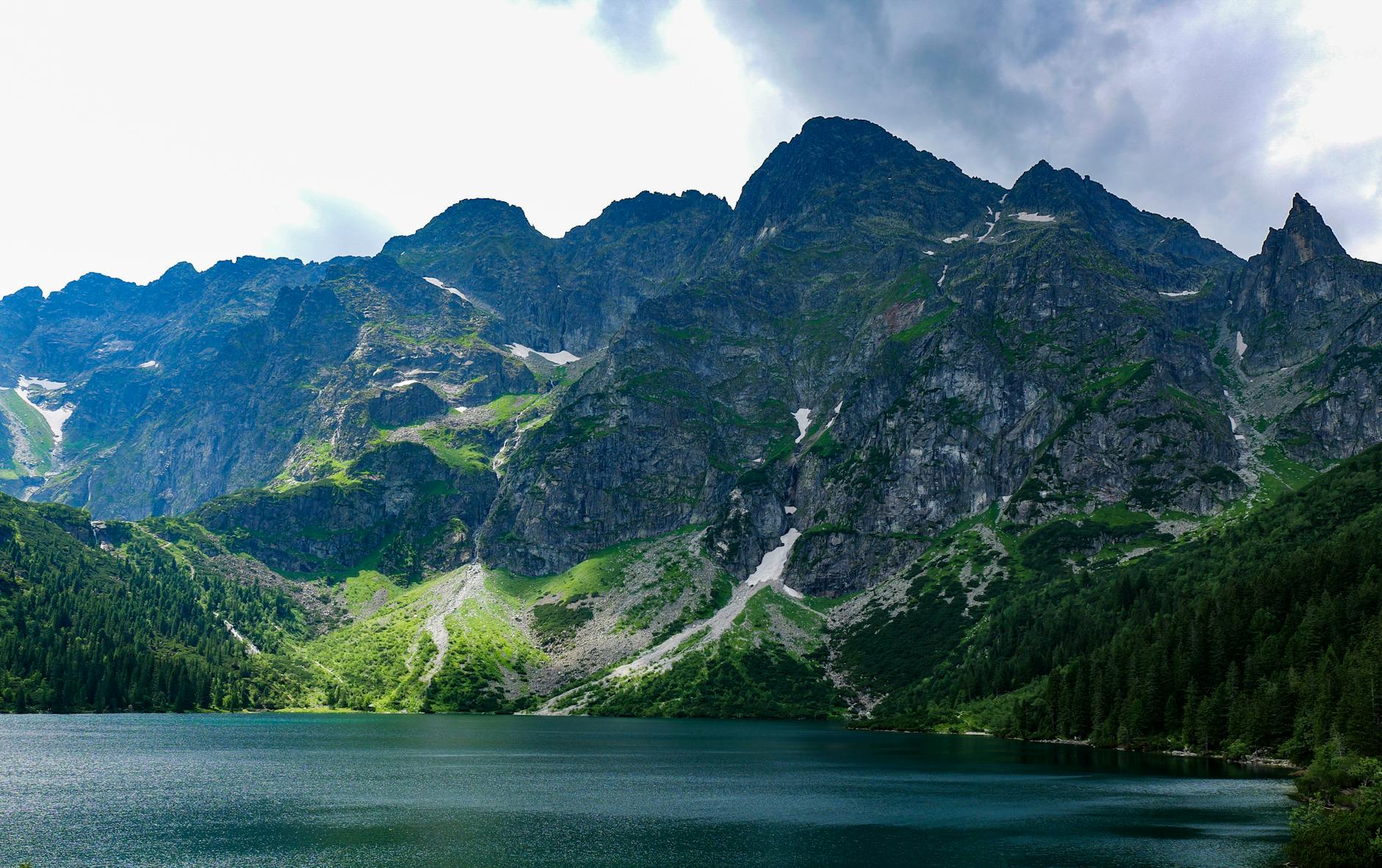 Tatry odbijające się w spokojnym jeziorze w okolicach Zakopanego