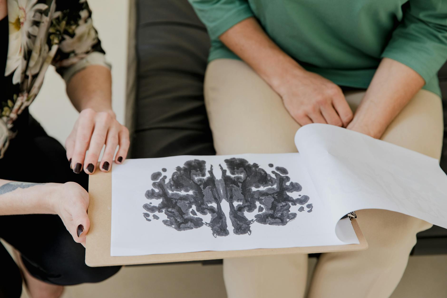 Test plam atramentowych Rorschacha podczas sesji psychologicznej