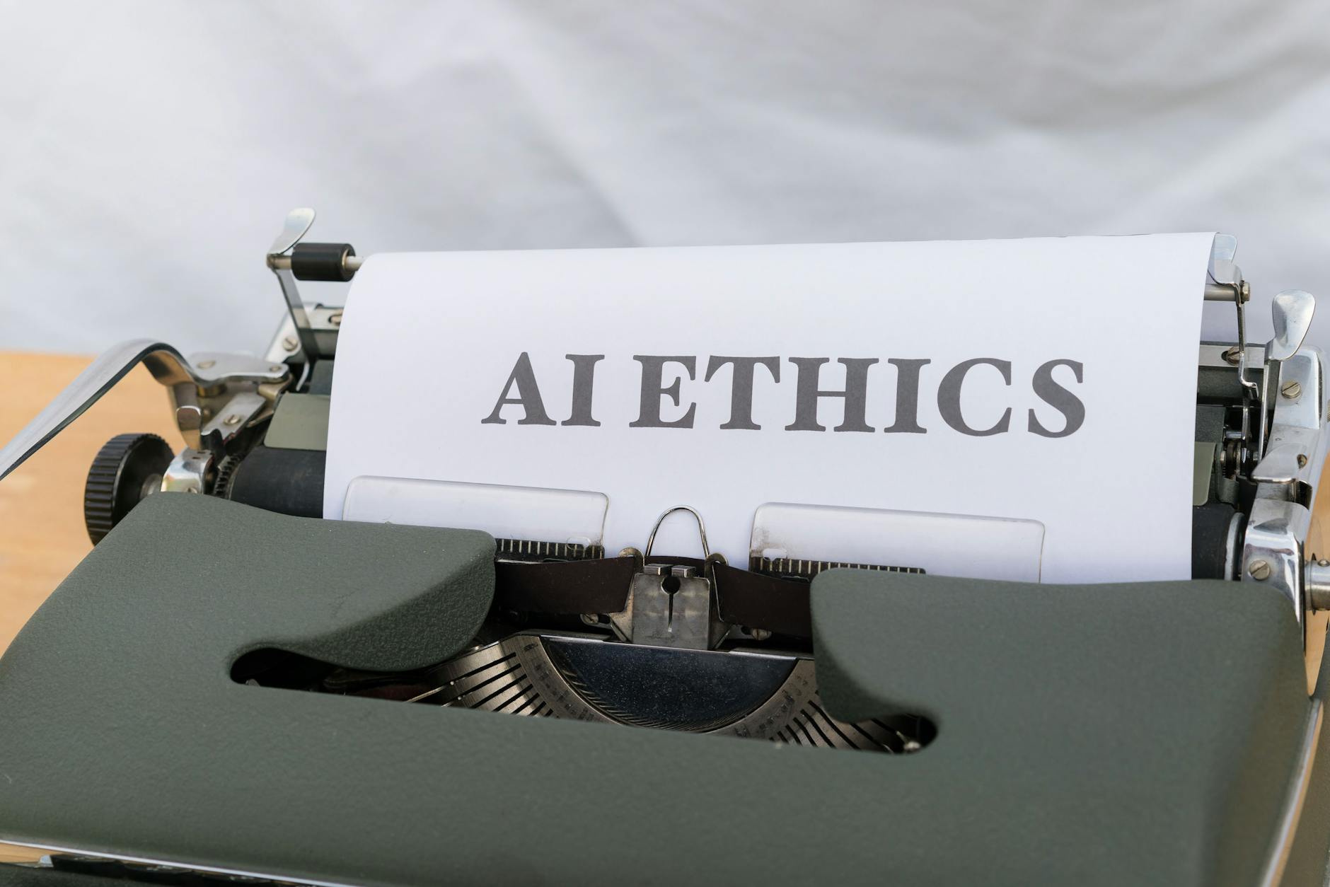 Zbliżenie maszyny do pisania z tekstem AI ETHICS na kartce