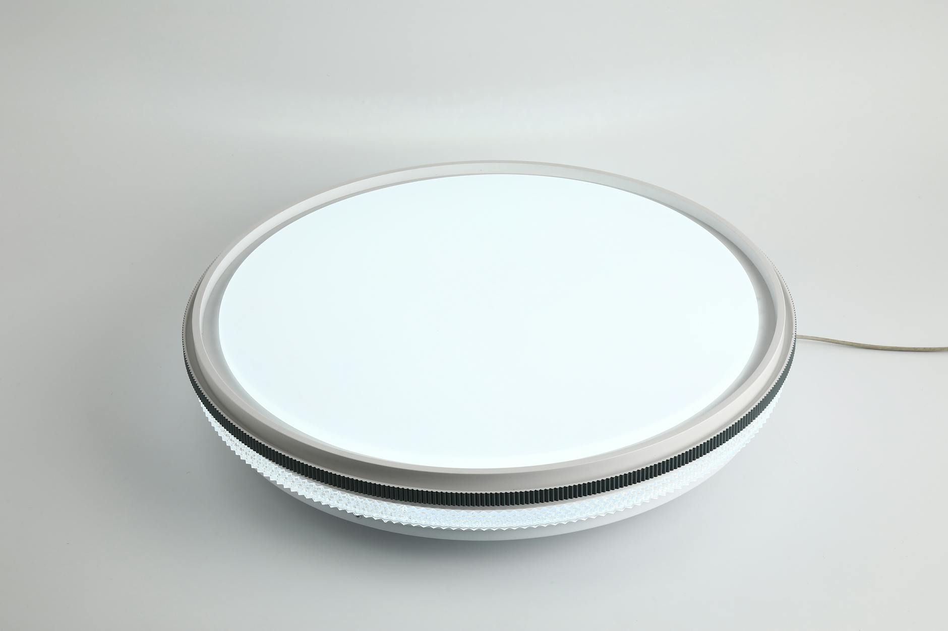 Okrągła minimalistyczna lampa LED na białym suficie Okrągła minimalistyczna lampa LED na białym suficie