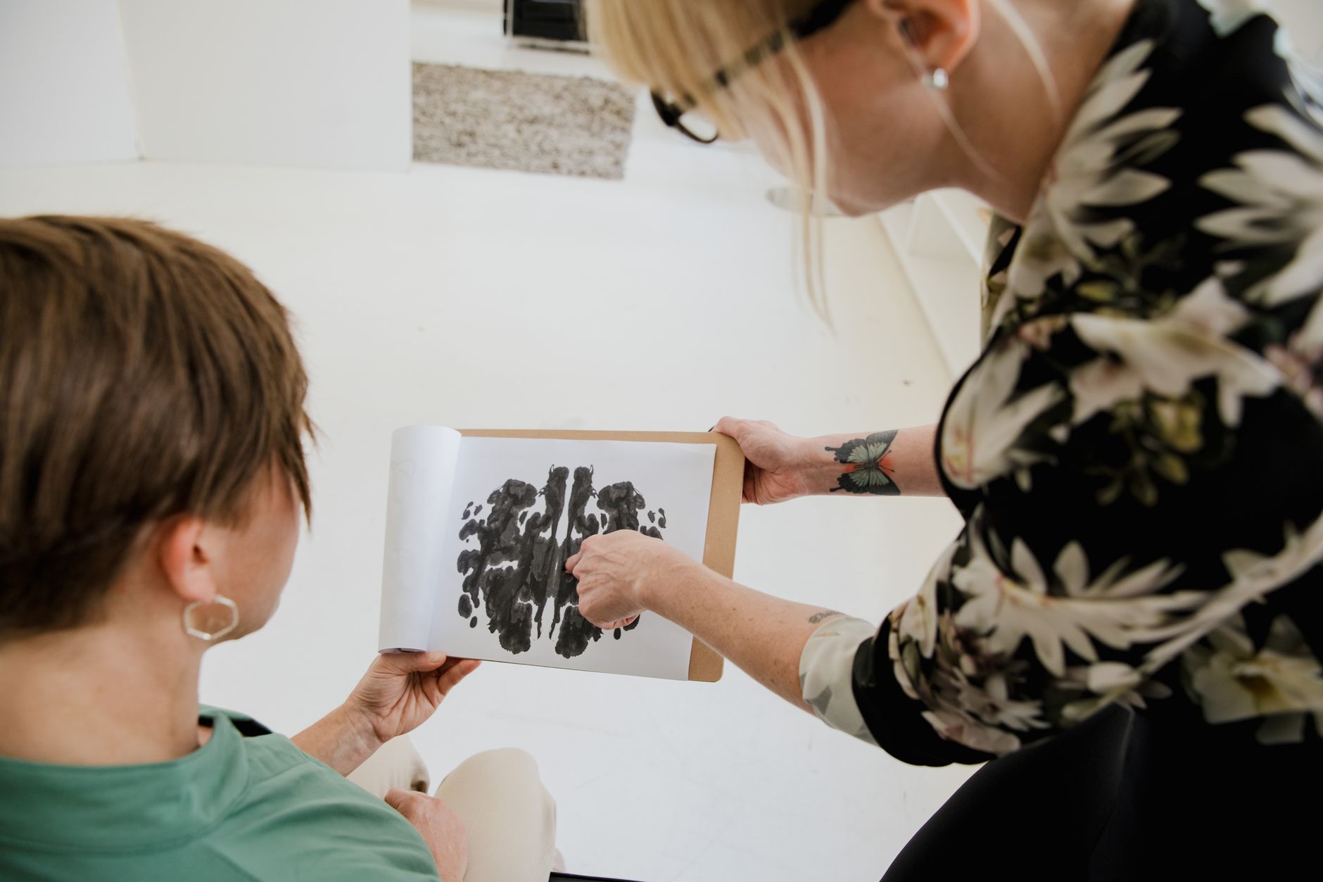 Psycholog omawia test Rorschacha z klientem podczas psychotestów kierowcy