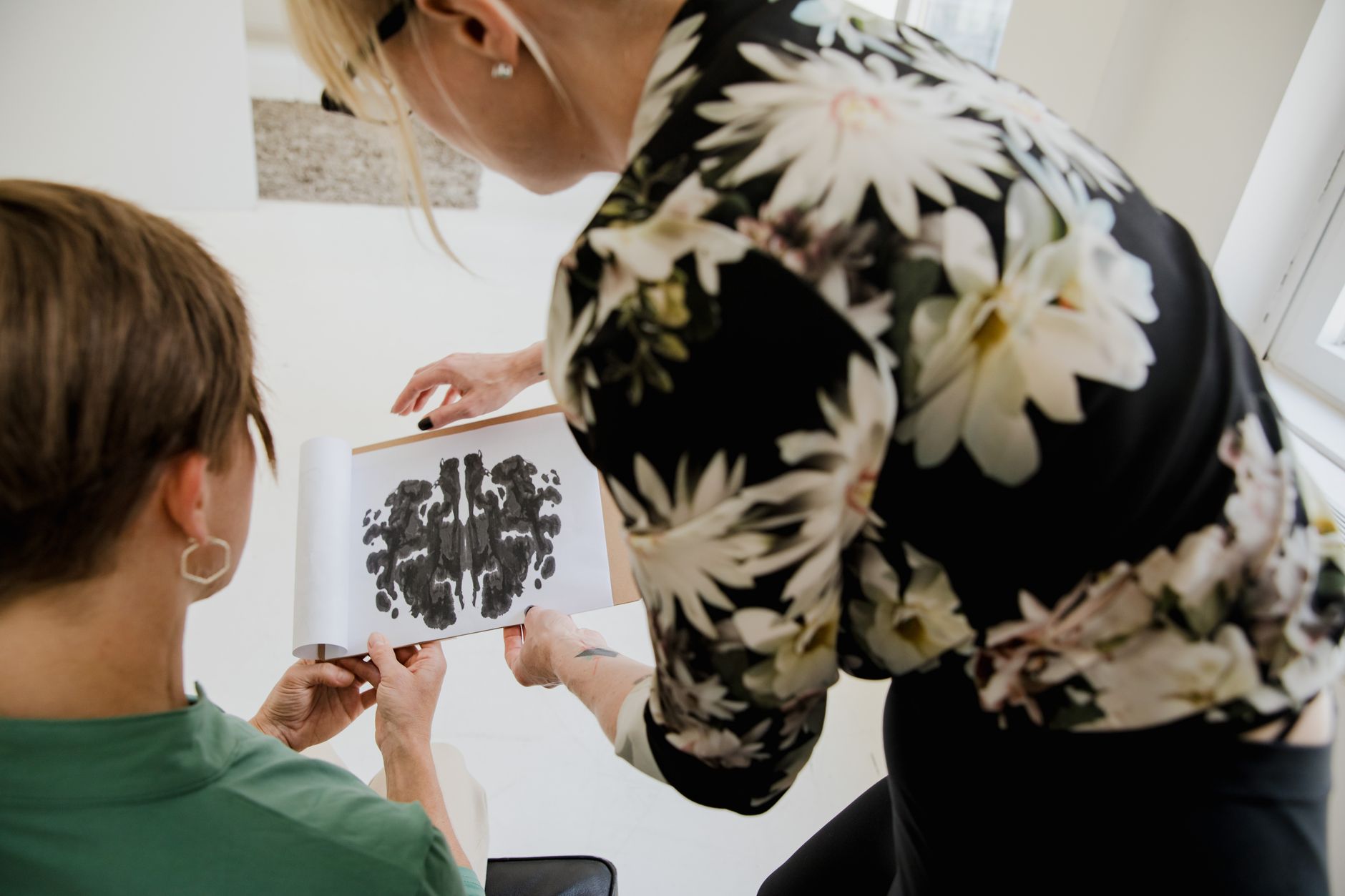 Terapeuta i pacjent analizują test plam atramentowych Rorschacha